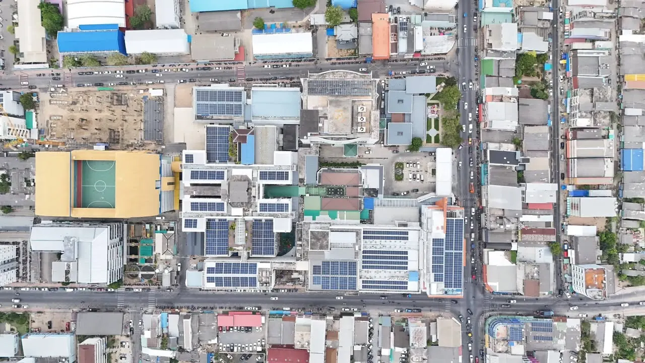 ภาพมุมสูงของโครงการโซล่าเซลล์ On-Grid 760 kW บนอาคารธุรกิจในภาคใต้