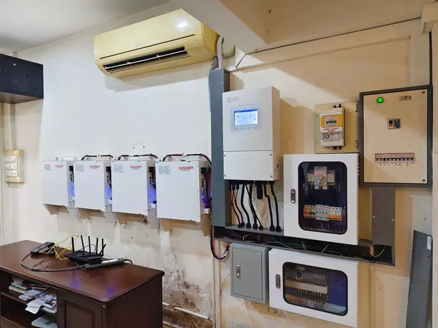 อินเวอร์เตอร์ Solis แบตเตอรี่ Sunwoda และตู้ควบคุมของระบบ Hybrid 10 kW