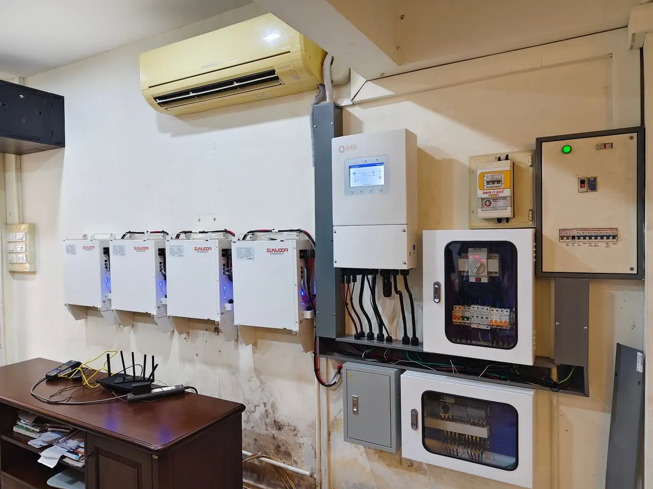 อินเวอร์เตอร์ Solis แบตเตอรี่ Sunwoda และตู้ควบคุมของระบบ Hybrid 10 kW
