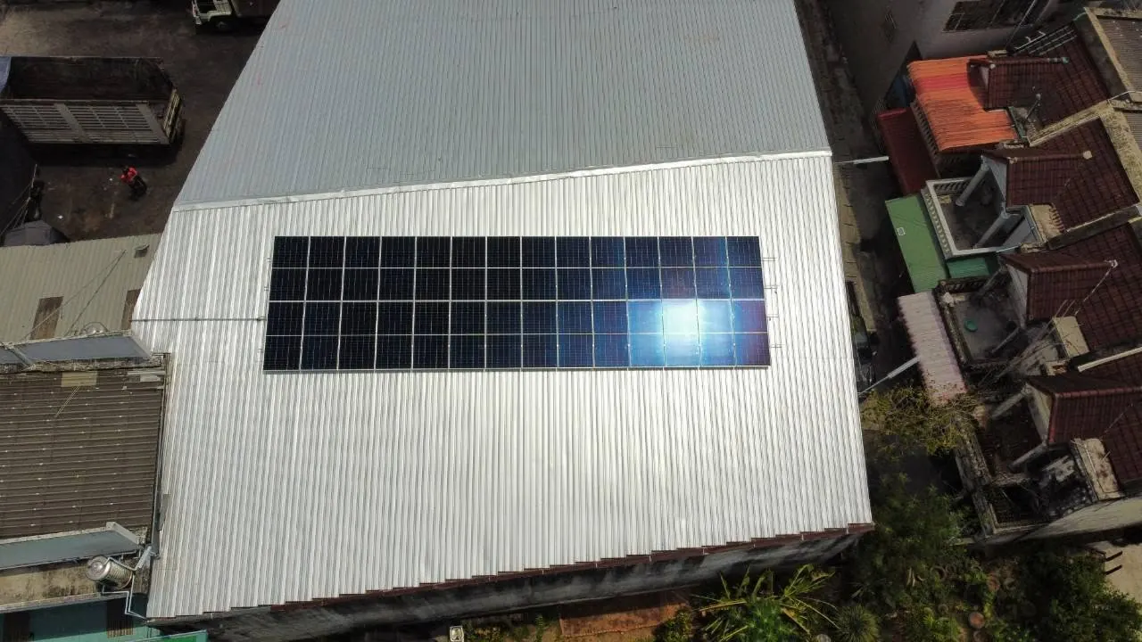 ภาพมุมสูงของแผงโซล่าเซลล์ระบบ Hybrid 15 kW บนหลังคาเมทัลชีท