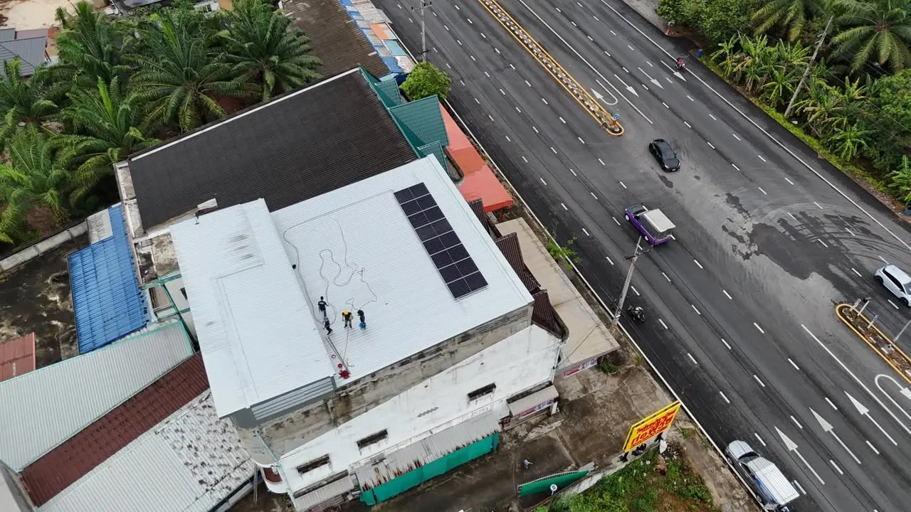 ภาพมุมสูงระหว่างติดตั้งแผงโซล่าเซลล์ของระบบ Hybrid 5 kW