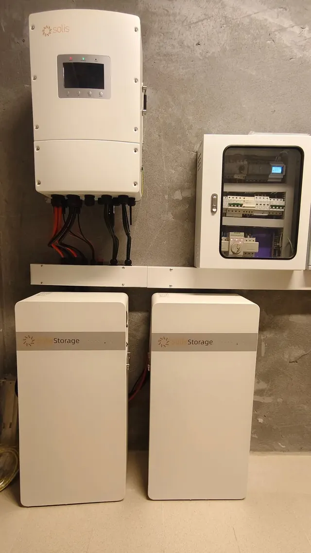 อินเวอร์เตอร์ Solis ติดผนังเหนือแบตเตอรี่ Solis Storage สองตู้ พร้อมตู้ควบคุมและรางเดินสาย