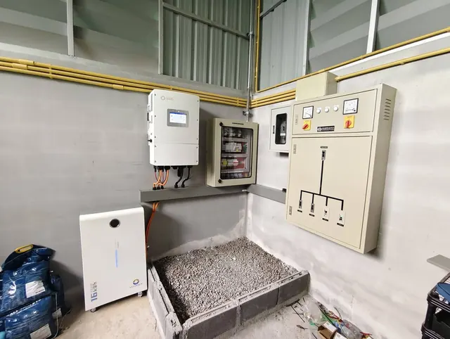 อินเวอร์เตอร์ Solis แบตเตอรี่ LVTopsun และตู้ควบคุมของระบบ Hybrid 15 kW ที่เกาะสมุย