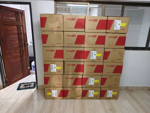 กล่องอุปกรณ์ระบบโซล่าเซลล์วางเรียงซ้อนกันรอส่งมอบภายในอาคาร