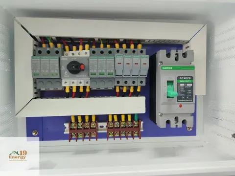 ตู้สับเปลี่ยนแหล่งจ่ายไฟและเบรกเกอร์ที่ประกอบไว้ในกล่องกันน้ำ