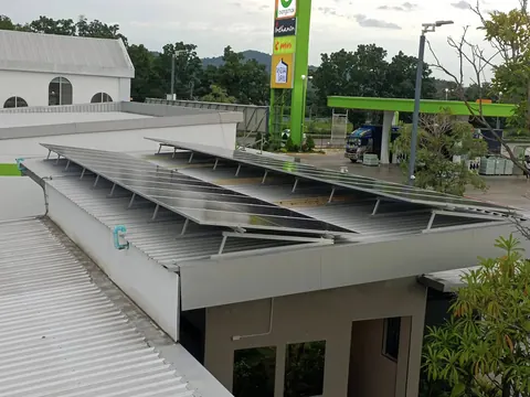 หลังคาโครงเหล็กในสถานีบริการที่ติดแผงโซล่าเซลล์เต็มพื้นที่