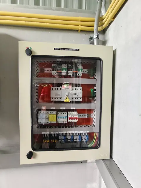 ตู้ควบคุมไฟฟ้าเปิดฝาเห็นเบรกเกอร์และสายไฟจัดเรียงเป็นระเบียบ