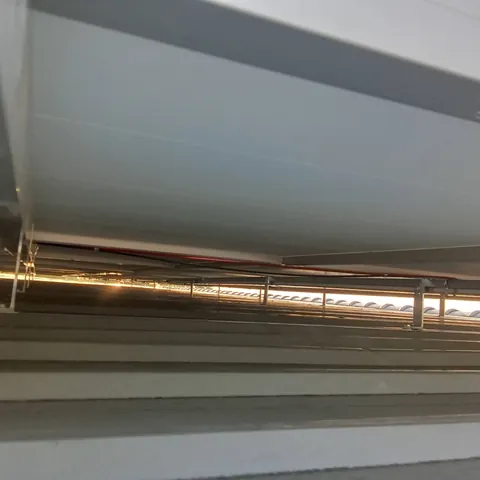 ท่อร้อยสายไฟเดินตามแนวใต้หลังคาโค้งภายในอาคาร