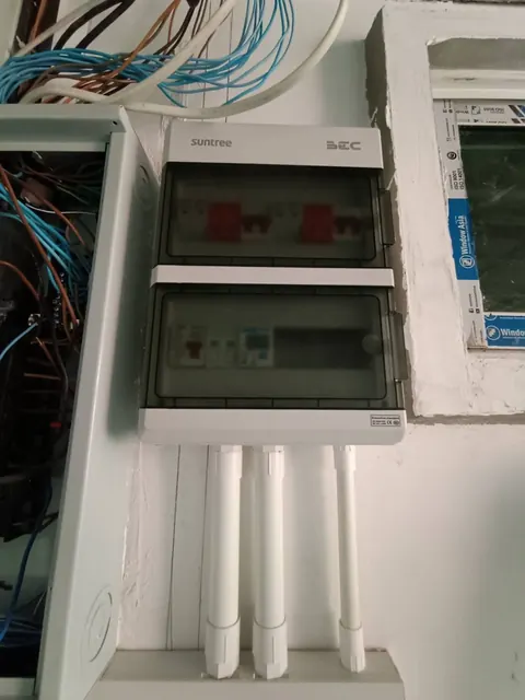 ตู้ไฟและสายเมนเดินเข้าเพดานภายในอาคารระหว่างติดตั้งระบบ
