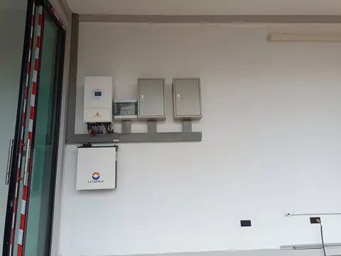 อินเวอร์เตอร์และกล่องต่อสายติดตั้งบนผนังห้องภายในบ้าน