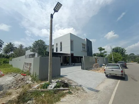 เสาไฟถนนพลังงานแสงอาทิตย์ติดตั้งหน้าอาคารสำนักงาน