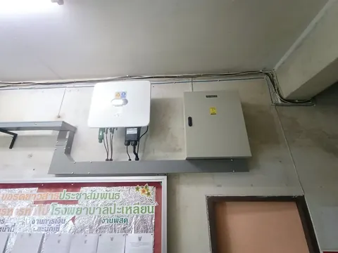 อินเวอร์เตอร์และตู้ควบคุมติดตั้งบนผนังภายในร้านค้า