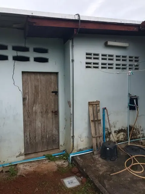 อินเวอร์เตอร์ติดตั้งบนผนังภายนอกอาคาร ข้างโรงเรือนในพื้นที่โล่ง