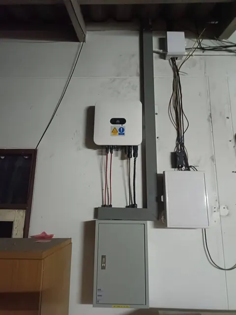 อินเวอร์เตอร์และตู้ควบคุมติดตั้งบนผนังห้องภายในบ้านพักอาศัย