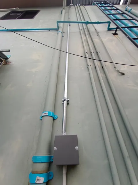 ท่อร้อยสายไฟและกล่องพักสายที่เดินตามโครงหลังคาของอาคาร
