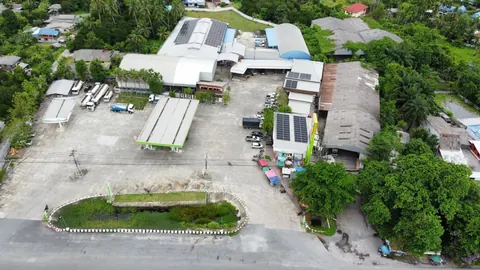 ภาพมุมสูงกลุ่มอาคารโรงเรือนที่ติดแผงโซล่าเซลล์บนหลังคา