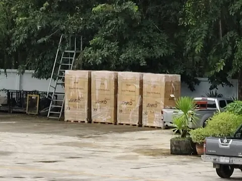ลังไม้บรรจุแผงโซล่าเซลล์ที่ส่งถึงหน้างานแล้ว รอขึ้นติดตั้ง