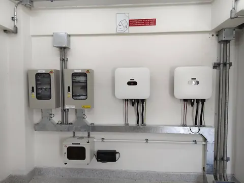 มิเตอร์และอุปกรณ์ป้องกันติดตั้งบนผนังห้องไฟฟ้าพร้อมท่อร้อยสาย