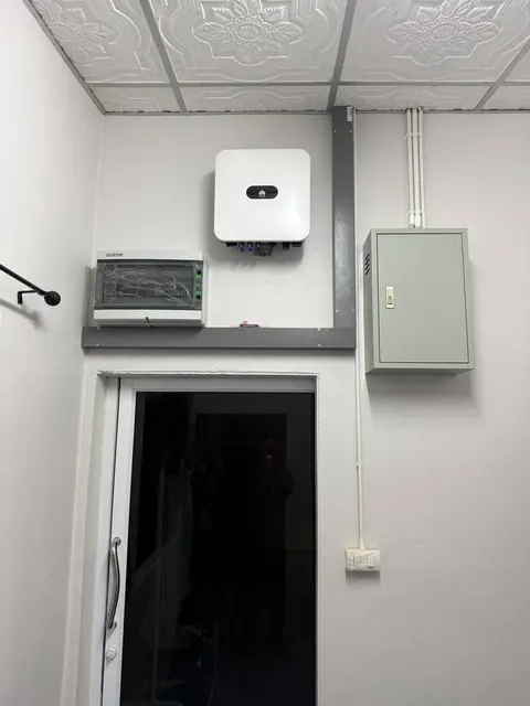 อินเวอร์เตอร์และตู้ควบคุมติดผนังห้องเครื่องข้างประตูทางเข้า