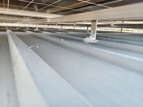 ระยะใกล้รางยึดแผงที่ติดอยู่บนสันลอนหลังคาเมทัลชีท