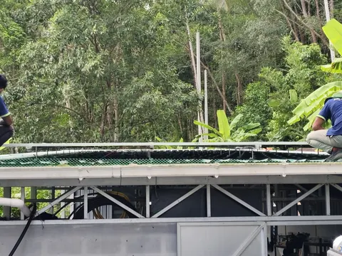 โครงสร้างเหล็กหลังคาโรงจอดรถติดแผงโซล่าเซลล์ริมเชิงเขา