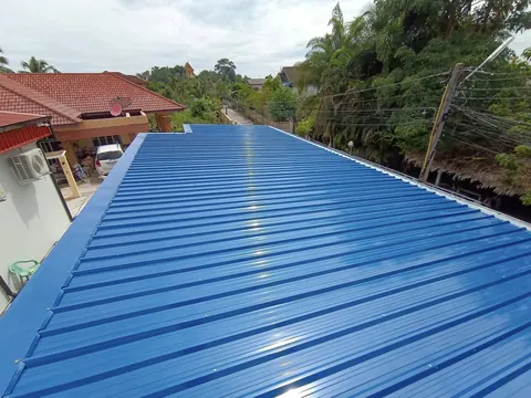 หลังคาเมทัลชีทสีน้ำเงินเตรียมพื้นที่สำหรับติดตั้งแผงโซล่าเซลล์