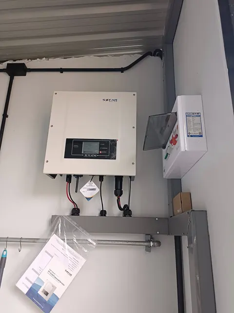 อินเวอร์เตอร์และตู้ควบคุมติดผนังห้องพร้อมเดินสายไฟเรียบร้อย