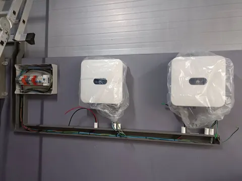 อินเวอร์เตอร์และท่อร้อยสายไฟติดตั้งเรียบร้อยบนผนังปูน