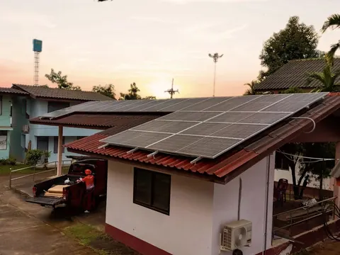 บ้านชั้นเดียวติดแผงโซล่าเซลล์บนหลังคาในช่วงพลบค่ำ