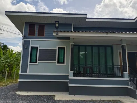 บ้านชั้นเดียวสไตล์โมเดิร์นที่ติดตั้งระบบโซล่าเซลล์บนหลังคา