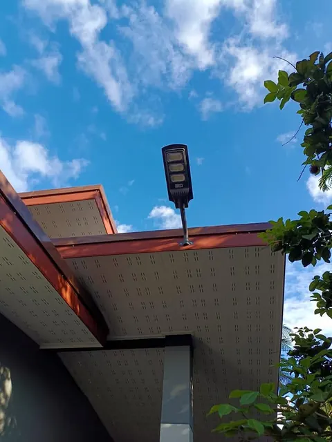 แนวชายคาบ้านและเสาไฟที่ติดตั้งอุปกรณ์ระบบโซล่าเซลล์
