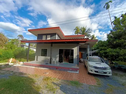 บ้านพักอาศัยที่ติดตั้งระบบโซล่าเซลล์บนหลังคาพร้อมลานจอดรถ
