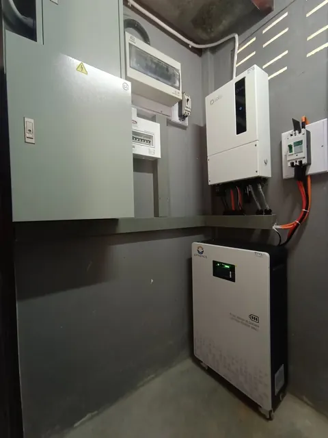 อินเวอร์เตอร์และแบตเตอรี่สำรองไฟติดตั้งในตู้บนผนังห้องเก็บของ